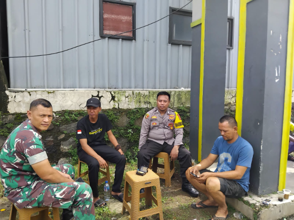 Bhabinkamtibmas Polsek Parung Bersinergi Dengan TNI Menjalin Kedekatan Dengan Masyarakat Desa Binaannya