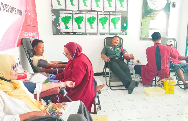 TNI dari Koramil 07/Kepohbaru Kodim 0813 Bojonegoro menggelar kegiatan bakti sosial donor darah