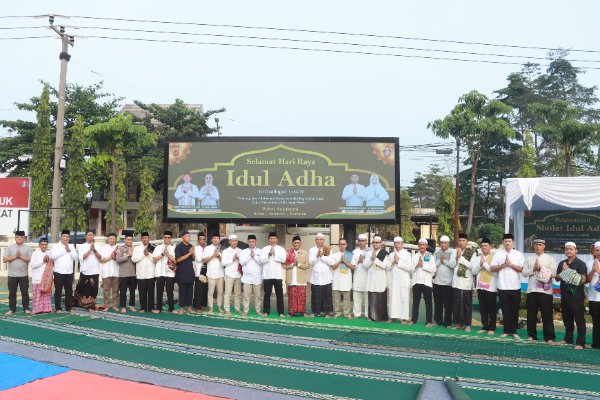 Fhoto : Kapolres Kabupaten Sukabumi beserta Jajaran Dan Masyarakat, Setelah Melaksanakan Ibadah Shalat Idul Adha 