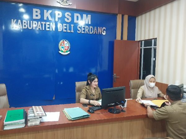 Foto. Staf pelayanan BKPSDM Deliserdang memberi pelayanan kepada ANS, Selasa (16/9/25). 