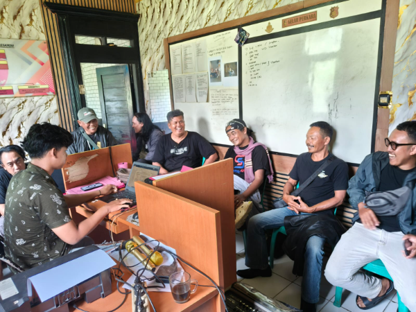 Ket foto : Sejumlah Wartawan/Jurnalis Sedang Berada di Polsek Ciracap