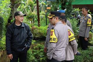 https://www.gardatipikornews.com.adhyaksanews.com/kapolres-sampang-dampingi-pangdam-v-brawijaya-bantu-korban-banjir-di-kawasan-sampang-kota
