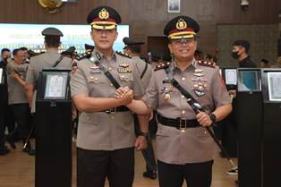 https://www.gardatipikornews.com.adhyaksanews.com/hadir-ditengah-masyarakat-polisi-di-majalengka-berikan-bantuan-pada-korban-yang-terdampak-pergerakan-tanah