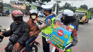 https://www.gardatipikornews.com.adhyaksanews.com/panit-lantas-polsek-sukaraja-polres-sukabumi-kota-aiptu-nadi-sosialisasikan-operasi-zebra-lodaya-tahun-2023-kepada-sopir-angkot