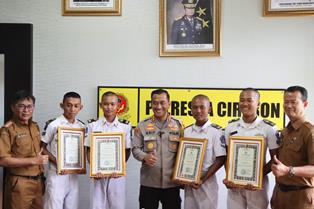 https://www.gardatipikornews.com.adhyaksanews.com/17-polisi-berprestasi-dan-seorang-warga-sukabumi-raih-penghargaan-dari-kapolres