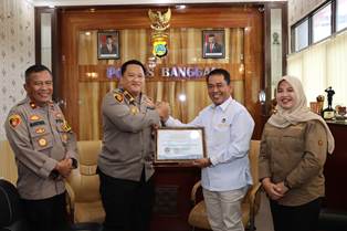 https://www.gardatipikornews.com.adhyaksanews.com/bentuk-kepedulian-bhabinkamtibmas-polsek-toili-beri-bantuan-kepada-korban-kebakaran