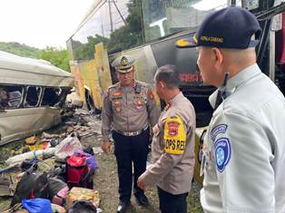 https://www.gardatipikornews.com.adhyaksanews.com/satlantas-polres-ksb-langsung-ke-tkp-terjadi-lakalantas-travel-vs-bus-surabaya-indah