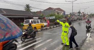https://www.gardatipikornews.com.adhyaksanews.com/walaupun-hujan-deras-kasi-propam-polres-majalengka-dengan-penuh-semangat-berikan-arahan-positif-saat-pelaksanaan-apel-pagi