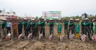https://www.gardatipikornews.com.adhyaksanews.com/kemacetan-seharihari-untuk-pengedara-r2roda-dua-dan-keluhkan-para-pedagang-perbaikan-jembatan-cikereteg
