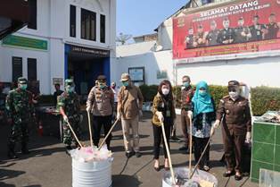 https://www.gardatipikornews.com.adhyaksanews.com/ketua-knpi-mimika-dampingi-ketua-mpi-mimika-berikan-bantuan-alat-tulis-di-kampung-aikawapuka