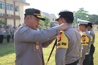 https://www.gardatipikornews.com.adhyaksanews.com/beri-motivasi-kapolres-sukabumi-kota-kunjungi-personel-polri-yang-menderita-sakit-menahun
