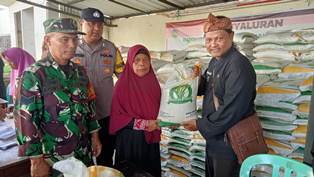 https://www.gardatipikornews.com.adhyaksanews.com/pemerintah-melalui-bulog-salurkan-bantuan-beras-seberat-10-kg-kepada-935-kpm-di-desa-sukahening