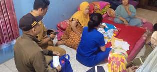https://www.gardatipikornews.com.adhyaksanews.com/penyaluran-bantuan-sosial-digelar-di-pemerintah-desa-cibeuteung-udik-dimonitor-kepala-desa-dan-pemerintah-kecamatan-ciseeng