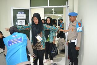 https://www.gardatipikornews.com.adhyaksanews.com/pemdes-banyuresmi-kecamatan-sukahening-salurkan-bantuan-pangan-beras-dari-bulog-untuk-473-kpm