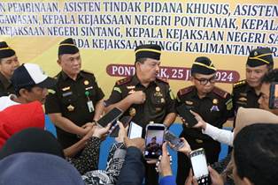https://www.gardatipikornews.com.adhyaksanews.com/usai-diberitakan-dugaan-penyelewengan-anggaran-kepala-desa-ciantra-blokir-nomer-wartawan