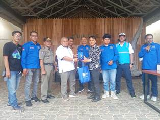 https://www.gardatipikornews.com.adhyaksanews.com/diduga-oknum-guru-pns-yang-bertugas-di-sdn-1-walahcageur-resmi-laporkan-ke-pihak-berwajib