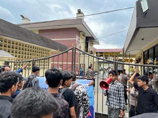 https://www.gardatipikornews.com.adhyaksanews.com/pemdes-cibitung-distrbusikan-200-bidang-sertipikat-ptsl-pm-ini-ungkapan-warga-semoga-menjadi-barokah-bagi-pemdes