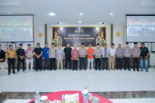 https://www.gardatipikornews.com.adhyaksanews.com/polsek-setu-bagikan-takjil-dan-sembako-momen-jumat-barokah-untuk-mempererat-hubungan-antara-masyarakat-dengan-polri
