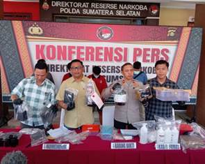https://www.gardatipikornews.com.adhyaksanews.com/cek-stabilitas-harga-pangan-wamendagri-bima-arya-kunjungi-pasar-cikurubuk-tasikmalaya