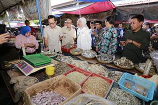 https://www.gardatipikornews.com.adhyaksanews.com/ma-mts-khatulistiwa-bagi-bagi-takjil-bukber-bagikan-takjil-gratis-kepada-masyarakat-dan-pengguna-jalan