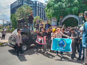 https://www.gardatipikornews.com.adhyaksanews.com/korps-adhyaksa-tetapkan-3-tersangka-korupsi-pengadaan-alat-olahraga-di-dispora-kota-bekasi