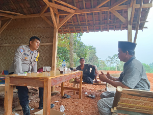 https://www.gardatipikornews.com.adhyaksanews.com/bhabinkamtibmas-parung-dan-babinsa-wujudkan-kebersamaan-dalam-menjaga-keamanan-warga
