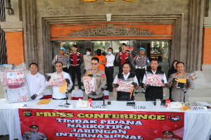 https://www.gardatipikornews.com.adhyaksanews.com/penolakan-tambang-nikel-di-raja-ampat-suara-rakyat-melawan-kerusakan-lingkungan