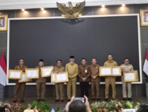 https://www.gardatipikornews.com.adhyaksanews.com/menyambut-acara-hut-ri-ke-80-para-pemuda-di-kampung-sukawening-desa-sukakerta-bersihkan-jalan-lingkungan