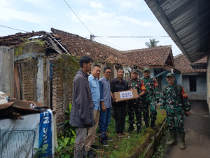 https://www.gardatipikornews.com.adhyaksanews.com/rasa-sosial-tinggi-dandim-0607-kota-sukabumi-memberikan-bantuan-berupa-uang-kepada-warga-lansia-yang-hidup-sebatang-kara