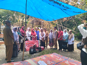 https://www.gardatipikornews.com.adhyaksanews.com/camat-ciseeng-dan-kapolsek-parung-kunjungi-korban-terdampak-hujan-dan-puting-beliung-didampingi-kades-parigi-mekar