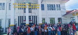 https://www.gardatipikornews.com.adhyaksanews.com/maraknya-kabel-internet-ilegal-manfaatkan-tiang-listrik-dan-pju-khususnya-di-kecamtan-sukaraja-umumnya-di-kabupaten-sukabumi