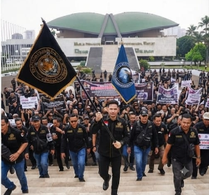https://www.gardatipikornews.com.adhyaksanews.com/ketua-dpw-rajawali-jatim-jatmiko-korupsi-musuh-bersama-dan-nasib-wartawan-lsm-serta-pekerja-sosial-jangan-diabaikan
